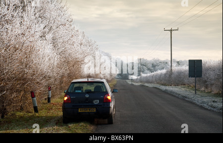 Ein Volkswagen Polo parkte neben einer Landstraße an einem frostigen Morgen, Suffolk, UK Stockfoto