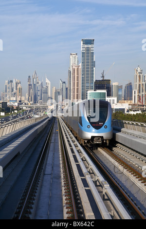 Skyline und Dubai Metro, modernen erhöhten Metro System, eröffnet im Jahr 2010, Dubai, Vereinigte Arabische Emirate, Naher Osten Stockfoto