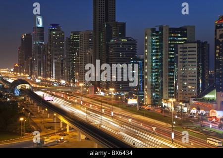 Erhöhten Blick auf die modernen Hochhäuser entlang der Sheikh Zayed Road mit Blick auf den Burj Kalifa, Dubai, VAE