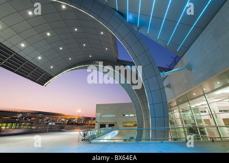 Stilvoller moderne Architektur von Terminal 3 eröffnet in 2010, Dubai International Airport, Dubai, Vereinigte Arabische Emirate, Naher Osten Stockfoto