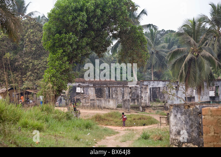 Krieg beschädigt Gebäude stehen noch in der Stadt Kakata, Liberia in Westafrika. Stockfoto