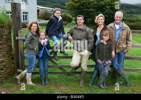 Generationen Familie auf Bauernhof Stockfoto