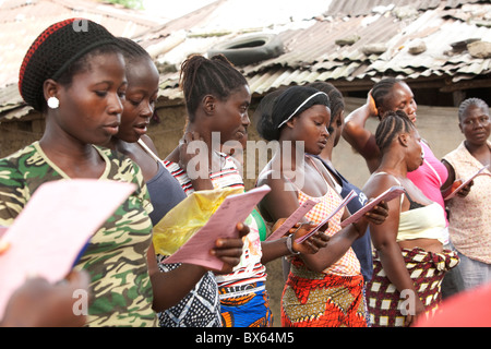 Frauen besuchen eine Gemeinschaft Mikrofinanz-Besprechung in Kakata, Liberia, Westafrika. Stockfoto