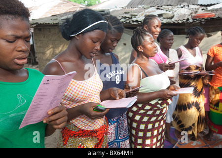 Frauen besuchen eine Gemeinschaft Mikrofinanz-Besprechung in Kakata, Liberia, Westafrika. Stockfoto