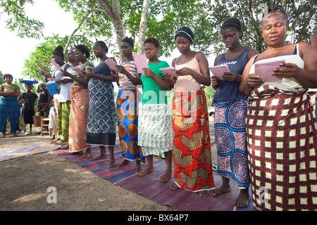 Frauen besuchen eine Gemeinschaft Mikrofinanz-Besprechung in Kakata, Liberia, Westafrika. Stockfoto