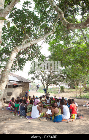 Frauen besuchen eine Gemeinschaft Mikrofinanz-Besprechung in Kakata, Liberia, Westafrika. Stockfoto