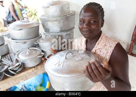 Eine Frau verkauft Kochgeschirr und Geschirr in einem kleinen Laden in Kakata, Liberia, Westafrika. Stockfoto