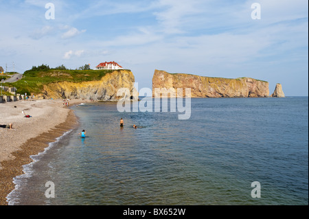 Perce und Rocher Perce (Perce Rock), Quebec, Kanada, Nordamerika Stockfoto