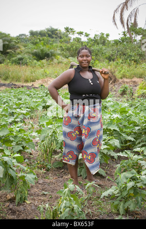 Eine Bäuerin steht in ihrem Fachgebiet in Kakata, Liberia, Westafrika. Stockfoto