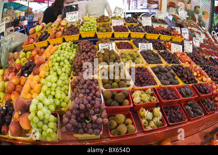 Frisches Obst an der Atwater Market, Montreal, Quebec, Kanada, Nordamerika Stockfoto