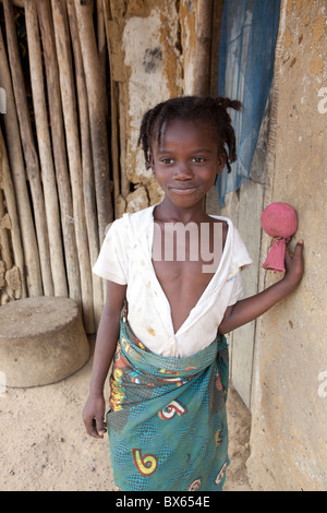 Ein junges Mädchen steht vor ihrem Haus in Kakata, Liberia, Westafrika. Stockfoto