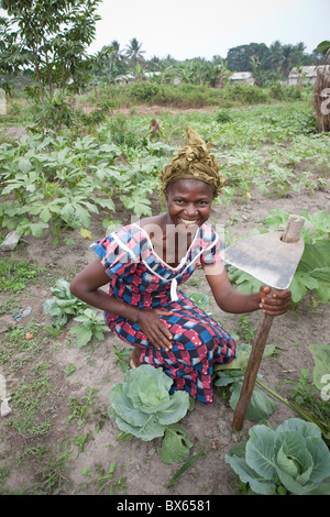 Eine Frau sitzt in ihrem Krautgarten in Kakata, Liberia, Westafrika. Stockfoto