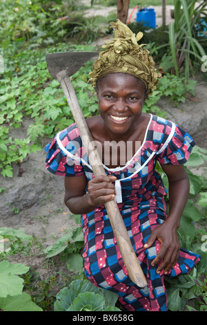 Eine Frau sitzt in ihrem Krautgarten in Kakata, Liberia, Westafrika. Stockfoto