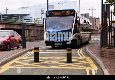 Bus wartet Poller in Fahrbahn, so dass sie in die Stadt einfahren Zentrum Busbahnhof Newport South Wales UK Stockfoto