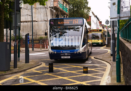 Bus wartet Poller in Fahrbahn, so dass sie in die Stadt einfahren Zentrum Newport South Wales UK Stockfoto