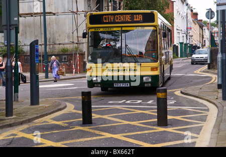 Bus wartet Poller in Fahrbahn, so dass sie in die Stadt einfahren Zentrum Newport South Wales UK Stockfoto