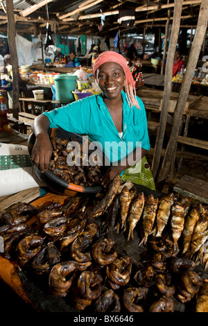 Frau Annie Walker verkauft Fische auf dem Markt in Monrovia, Liberia nach Erhalt eines Mikrofinanz-Darlehens. Stockfoto