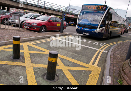 Bus wartet Poller in Fahrbahn, so dass sie in die Stadt einfahren Zentrum Busbahnhof Newport South Wales UK Stockfoto