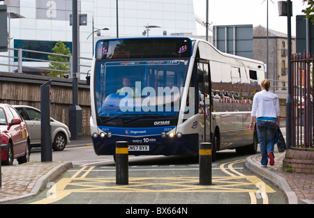 Bus wartet Poller in Fahrbahn, so dass sie in die Stadt einfahren Zentrum Busbahnhof Newport South Wales UK Stockfoto