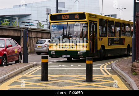 Bus wartet Poller in Fahrbahn, so dass sie in die Stadt einfahren Zentrum Busbahnhof Newport South Wales UK Stockfoto