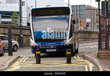 Bus wartet Poller in Fahrbahn, so dass sie in die Stadt einfahren Zentrum Busbahnhof Newport South Wales UK Stockfoto