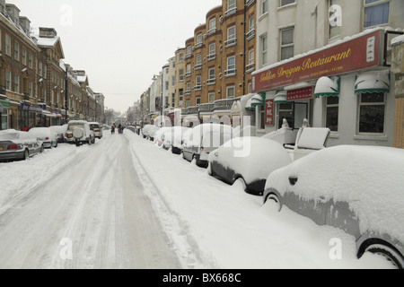 Schnee fällt in der Stadtmitte von Eastbourne, East Sussex, England Stockfoto