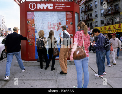 USA New York City Canal Street Chinatown Informationen Kiosk Lower East Side Manhattan Street Scene. Touristen, die auf der Suche nach einer Karte Stockfoto