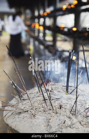 Menschen Anzünden von Kerzen im Gebet im Tempel des Zahns (Sri Dalada Maligawa), Kandy, Sri Lanka, Asien Stockfoto