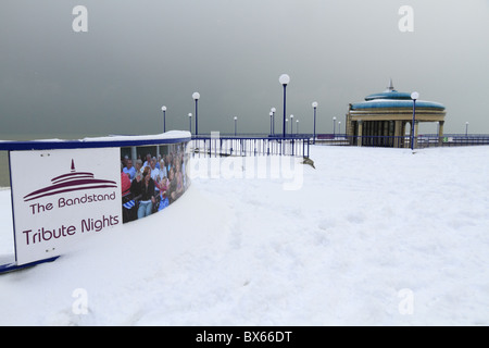 Eastbourne Bandstand im Schnee. Stockfoto