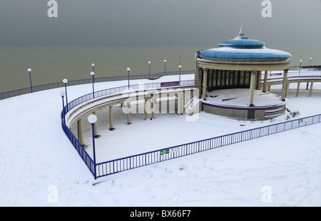 Eastbourne Bandstand im Schnee. Stockfoto