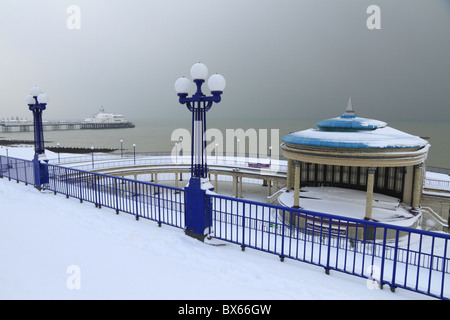 Eastbourne Pier und Band stehen im Schnee. Stockfoto