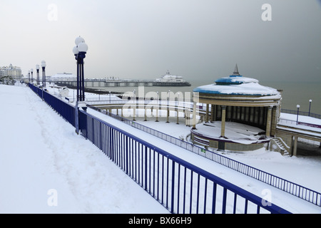 Eastbourne Pier und Band stehen im Schnee. Stockfoto