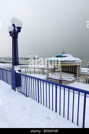 Eastbourne Pier und Band stehen im Schnee. Stockfoto