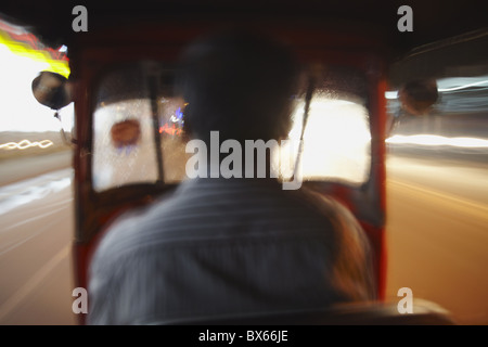 Tuk Tuk fahren bei Nacht, Colombo, Sri Lanka, Asien Stockfoto