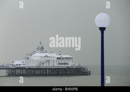 Eastbourne Pier und Band stehen im Schnee. Stockfoto