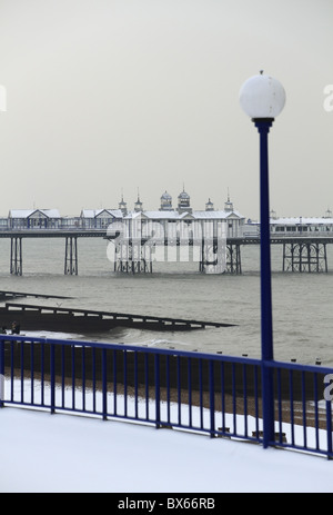 Eastbourne Pier und Band stehen im Schnee. Stockfoto