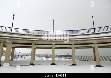 Eastbourne Pier und Band stehen im Schnee. Stockfoto