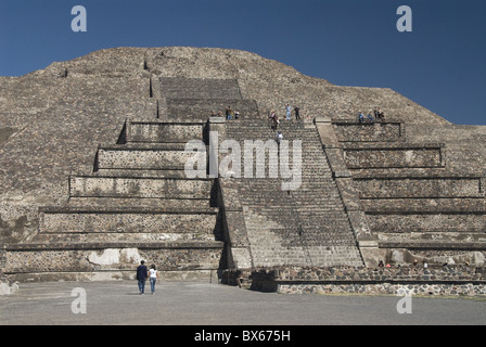 Touristen, die Treppenstufen, Pyramide des Mondes, archäologische Zone von Teotihuacan, UNESCO-Weltkulturerbe, Mexiko Stockfoto