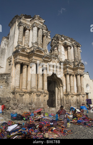 Die Ruinen der Kapelle von El Carmen und lokalen Markt im Vordergrund. Antigua, UNESCO World Heritage Site, Guatemala Stockfoto