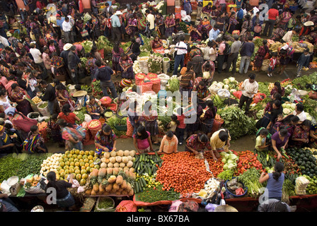 Indoor Gemüsemarkt, Chichicastenango, Guatemala, Mittelamerika Stockfoto