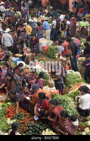 Indoor Gemüsemarkt, Chichicastenango, Guatemala, Mittelamerika Stockfoto