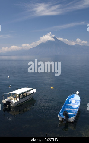 Tourboote verankert in der Nähe von Panajachel, San Pedro Volcano in den Hintergrund, Lake Atitlan, Guatemala, Mittelamerika Stockfoto