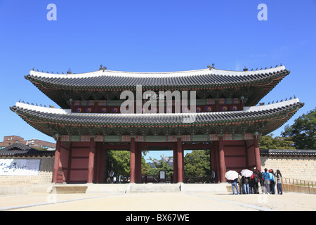 Donhwamun Tor, Changdeokgung Palast (der berühmte Tugend), UNESCO-Weltkulturerbe, Seoul, Südkorea, Asien Stockfoto