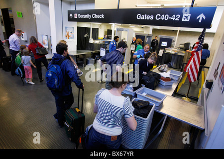 Sicherheit Prüfpunkt, Logan International Airport, Boston, Massachusetts Stockfoto