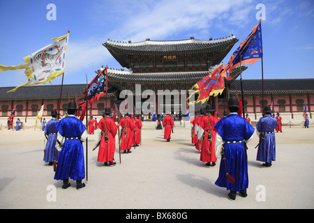 Die Wachablösung, Gyeongbokgung Palace (Palast des glänzenden Glücks), Seoul, Südkorea, Asien Stockfoto