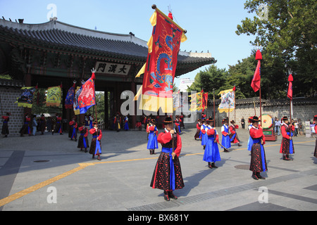 Wechsel der Wachen, Deoksugung Palast (der tugendhafte Langlebigkeit), Seoul, Südkorea, Asien Stockfoto