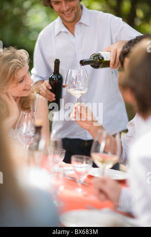 Man gießt Wein in Gläsern Stockfoto