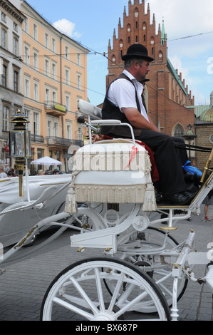 Pferd und Kutsche fahren Sie entlang der Straße in der Altstadt von Krakau in Polen Stockfoto