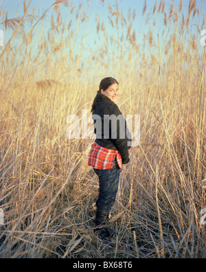 Glücklich schwanger Frau in Landschaft Stockfoto