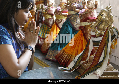 Gebet in Highgate Hill Hindu Tempel, London, England, Vereinigtes Königreich, Europa Stockfoto